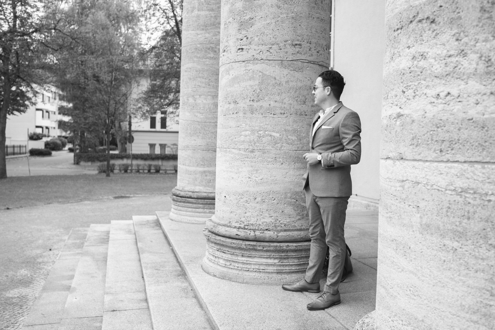 Julius Harpstedt vor klassischer Architektur