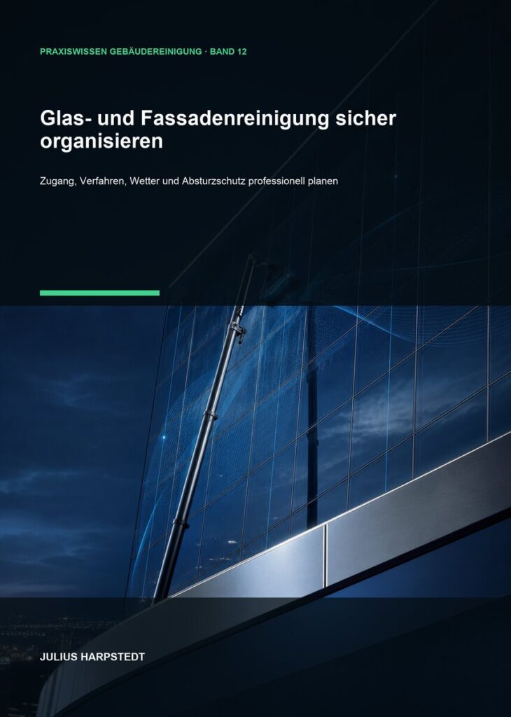 Glas- und Fassadenreinigung sicher organisieren – Cover, Band 12 der Reihe Praxiswissen Gebäudereinigung